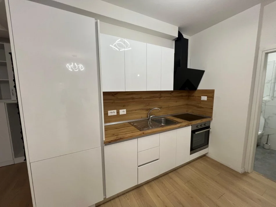 Tirane, jap me qera apartament 1+1+Ballkon Kati 2, 60 m² 600 € (rruga Frosina plaku 21 dhjetori)