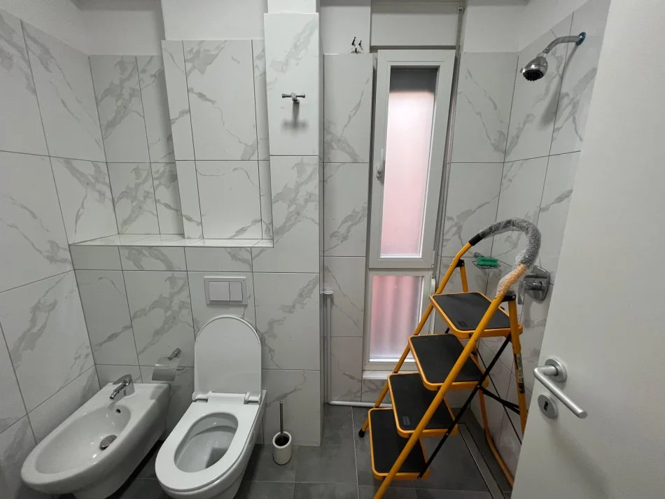 Tirane, jap me qera apartament 1+1+Ballkon Kati 2, 60 m² 600 € (rruga Frosina plaku 21 dhjetori)