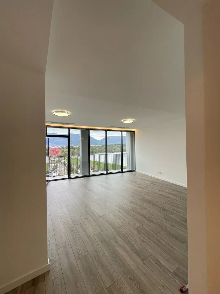 Tirane, jepet me qera apartament 3+1 Kati 1, 108 m² 1.500 € (lake view)