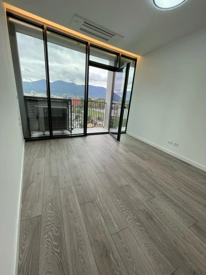 Tirane, jepet me qera apartament 3+1 Kati 1, 108 m² 1.500 € (lake view)