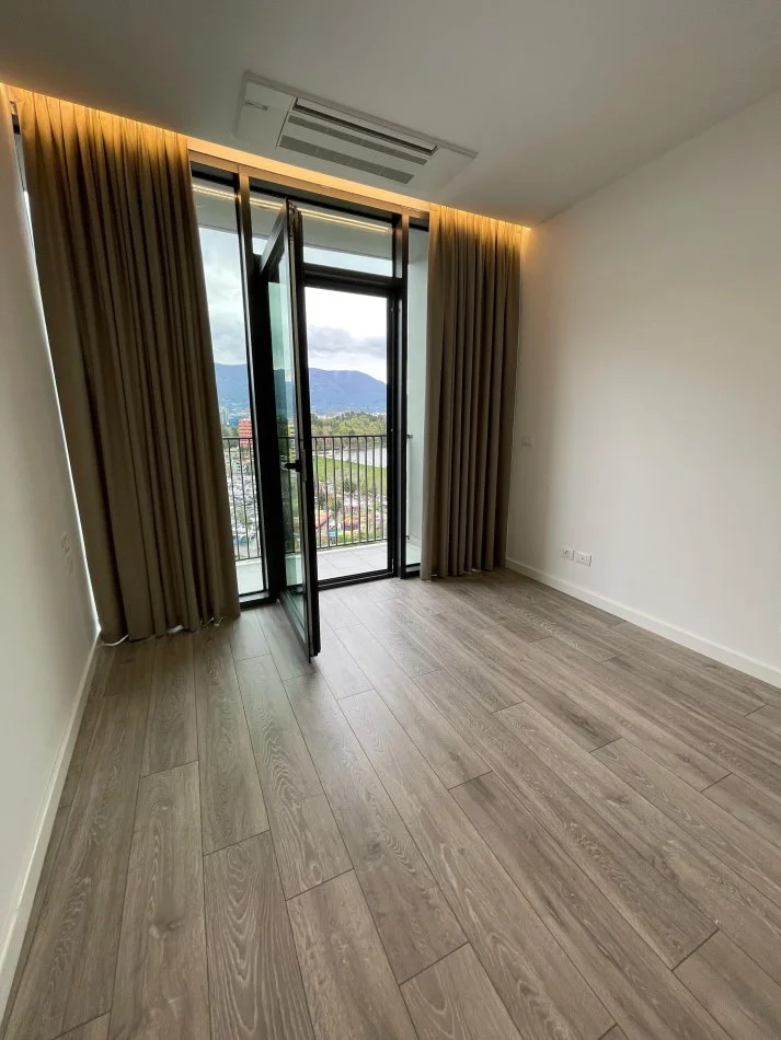 Tirane, jepet me qera apartament 3+1 Kati 1, 108 m² 1.500 € (lake view)