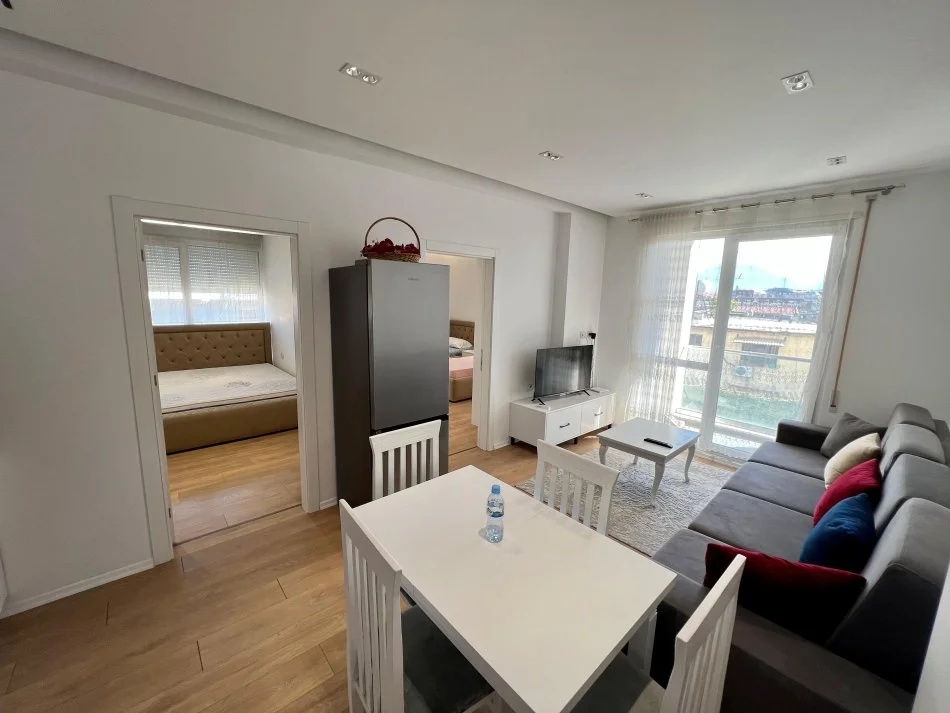 Tirane, jap me qera apartament 2+1+Ballkon Kati 2, 80 m² 600 € (rruga hamdi pepo selite)