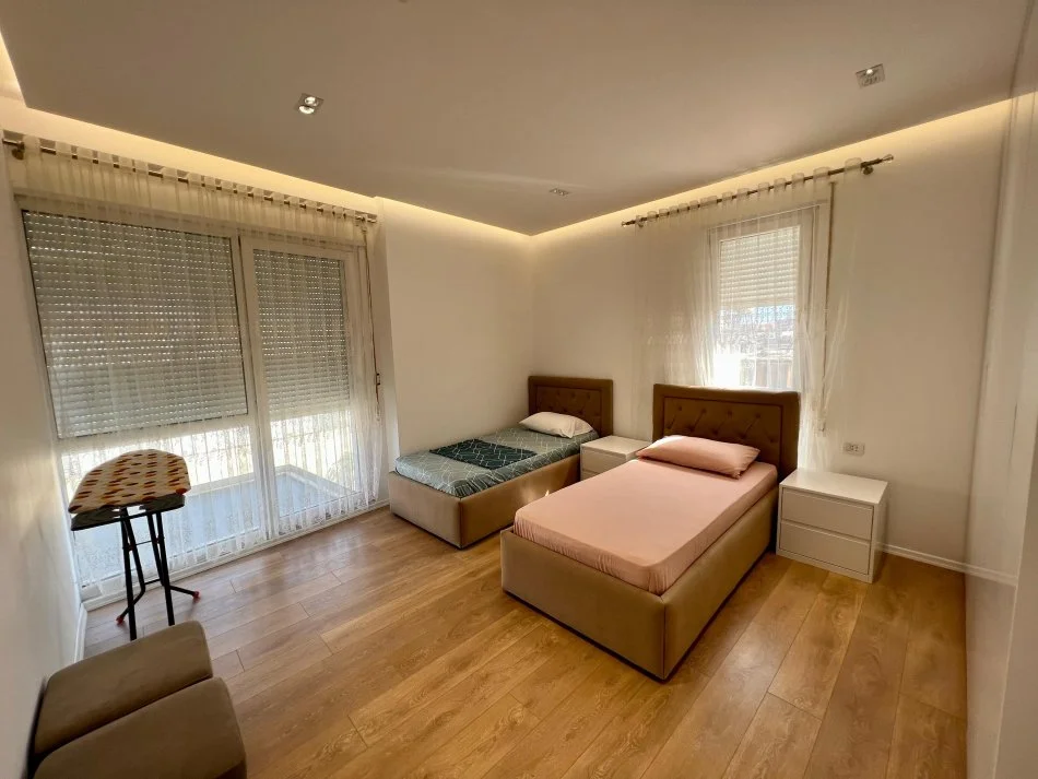 Tirane, jap me qera apartament 2+1+Ballkon Kati 2, 80 m² 600 € (rruga hamdi pepo selite)