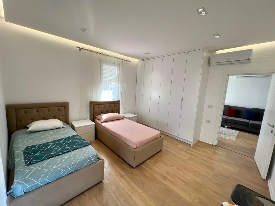 Tirane, jap me qera apartament 2+1+Ballkon Kati 2, 80 m² 600 € (rruga hamdi pepo selite)