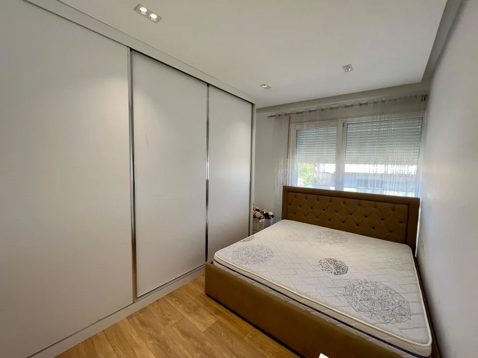 Tirane, jap me qera apartament 2+1+Ballkon Kati 2, 80 m² 600 € (rruga hamdi pepo selite)