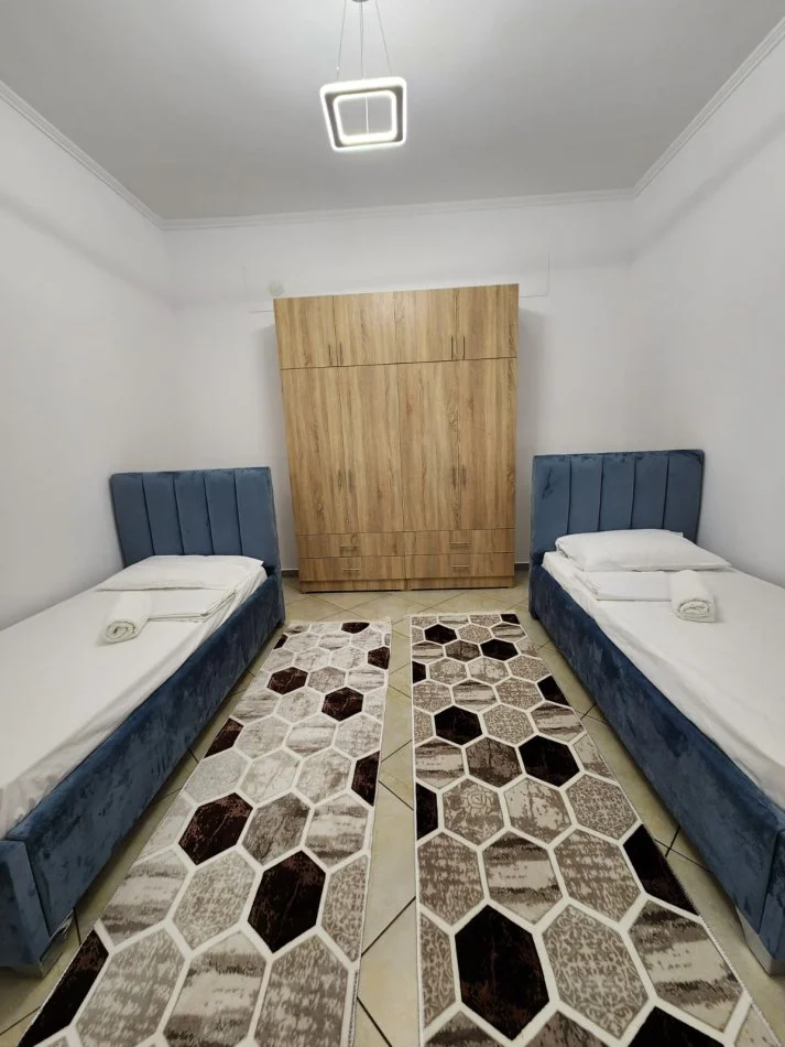 Tirane, jepet me qera apartament 1+1+Ballkon Kati 1, 80 m² 450 € (Ali Demi)