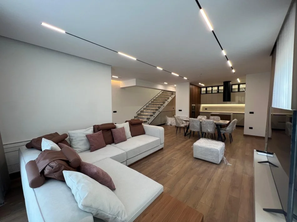 Tirane, jap me qera Vile 3 Katshe Kati 0, 400 m² 4.000 € (rruga liqeni i thate)