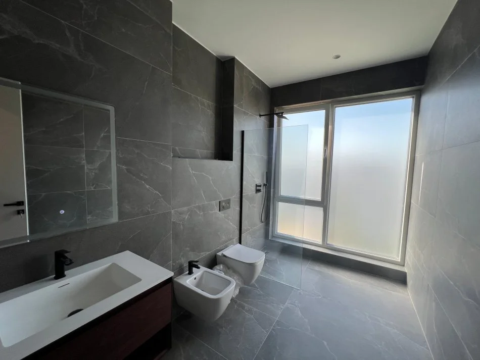 Tirane, jap me qera Vile 3 Katshe Kati 0, 400 m² 4.000 € (rruga liqeni i thate)