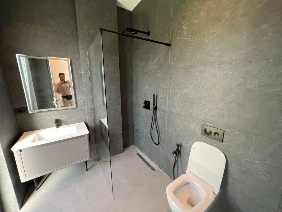 Tirane, jap me qera Vile 3 Katshe Kati 0, 400 m² 4.000 € (rruga liqeni i thate)