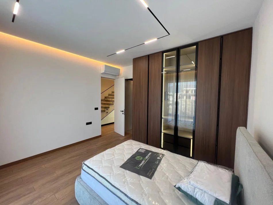 Tirane, jap me qera Vile 3 Katshe Kati 0, 400 m² 4.000 € (rruga liqeni i thate)