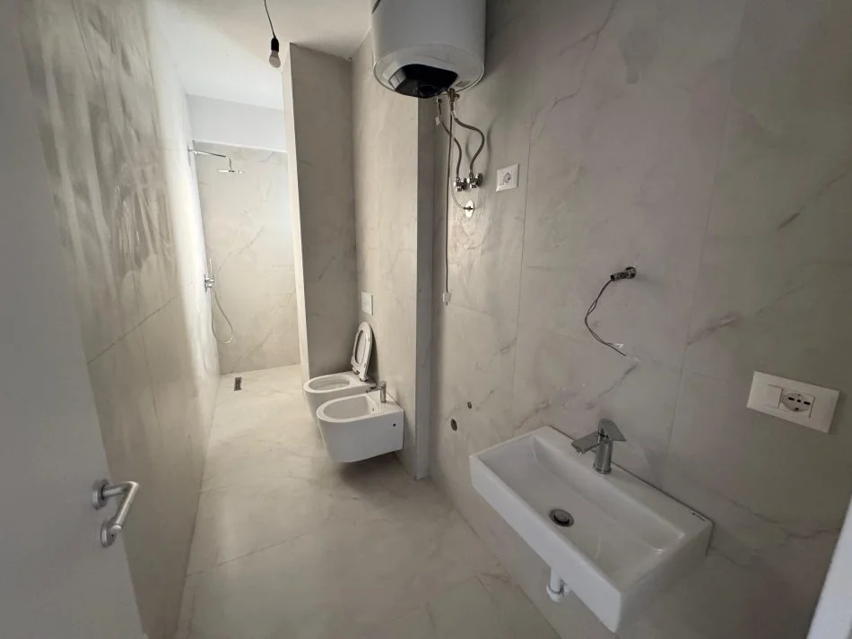 Tirane, jap me qera apartament 1+1 Kati 1, 60 m² 200 € (rruga muhamed deliu , fresk)