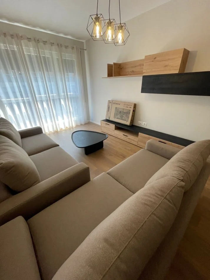 Tirane, jepet me qera apartament 2+1+Ballkon Kati 8, 100 m² 650 € (Don Bosko)