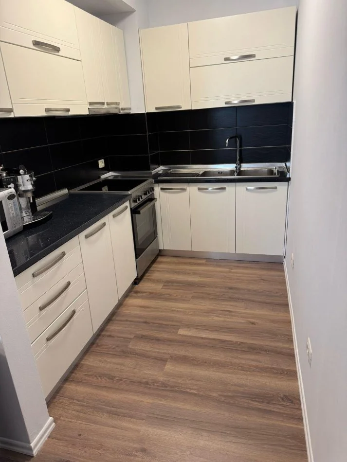 Tirane, jepet me qera apartament 2+1+Ballkon Kati 4, 100 m² 800 € (Tek kompleksi Colombo 2, Liqeni i Thate)