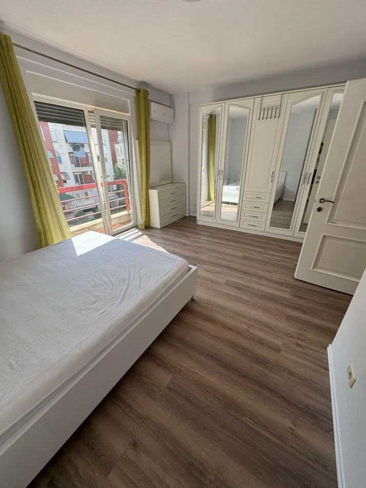 Tirane, jepet me qera apartament 2+1+Ballkon Kati 4, 100 m² 800 € (Tek kompleksi Colombo 2, Liqeni i Thate)