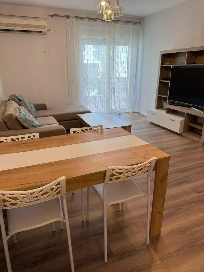 Tirane, jepet me qera apartament 2+1+Ballkon Kati 4, 100 m² 800 € (Tek kompleksi Colombo 2, Liqeni i Thate)