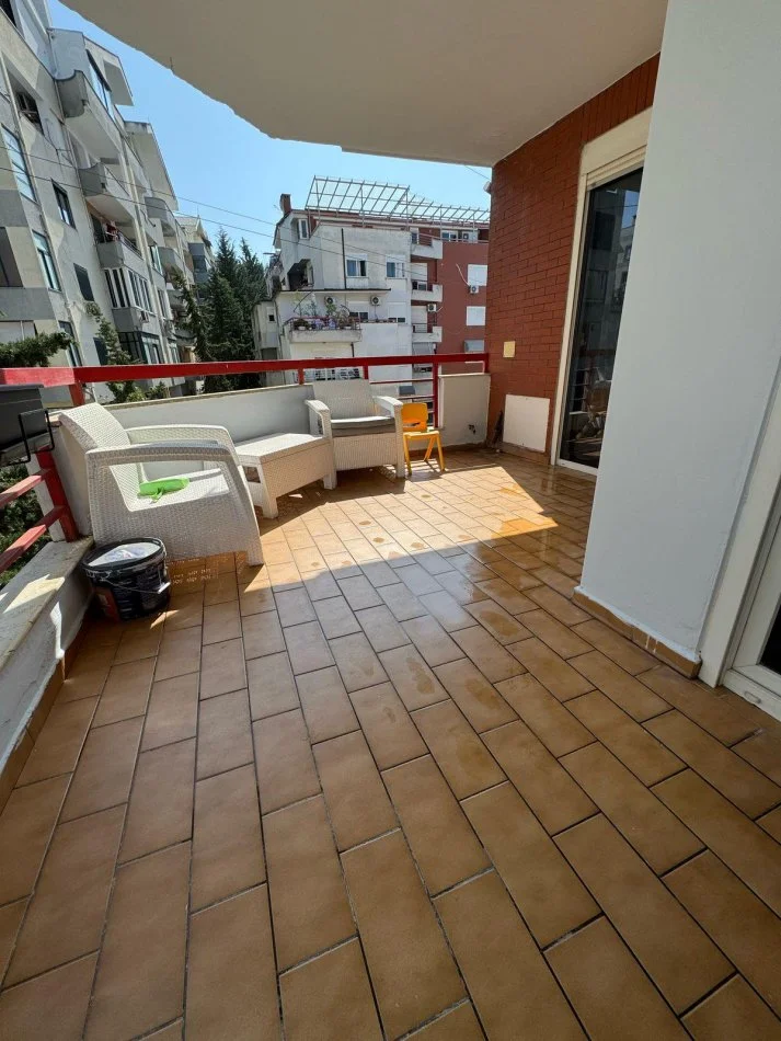 Tirane, jepet me qera apartament 2+1+Ballkon Kati 4, 100 m² 800 € (Tek kompleksi Colombo 2, Liqeni i Thate)