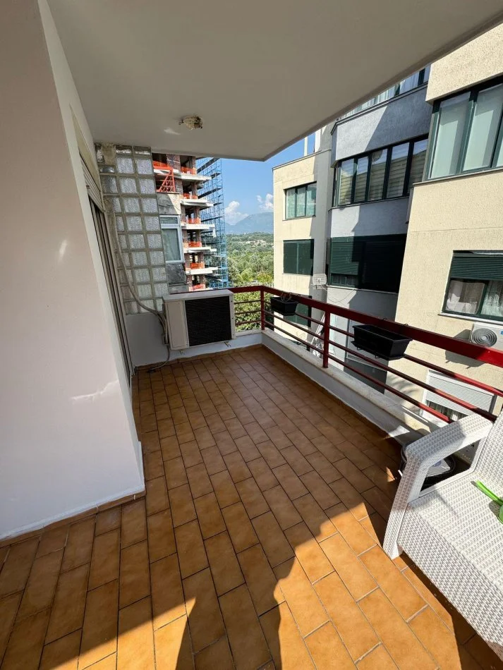 Tirane, jepet me qera apartament 2+1+Ballkon Kati 4, 100 m² 800 € (Tek kompleksi Colombo 2, Liqeni i Thate)