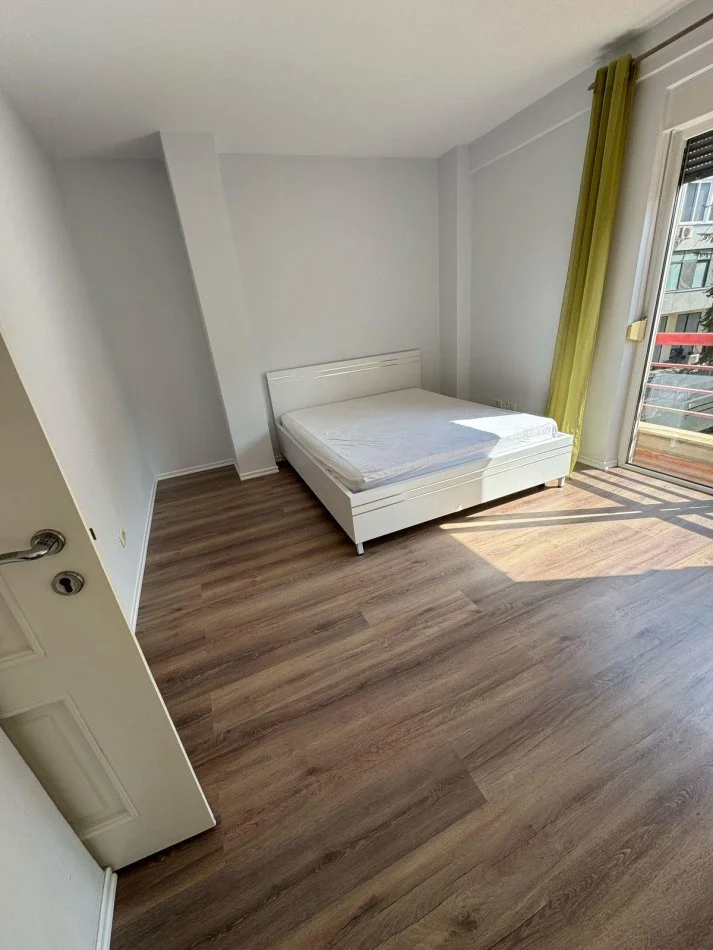 Tirane, jepet me qera apartament 2+1+Ballkon Kati 4, 100 m² 800 € (Tek kompleksi Colombo 2, Liqeni i Thate)