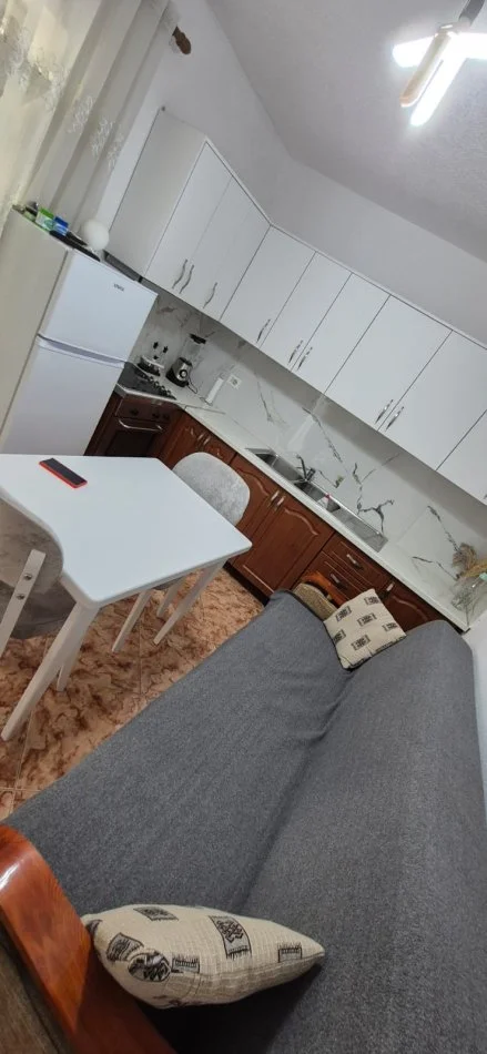 Tirane, jepet me qera apartament 1+1+Ballkon Kati 1, 50 m² 400 € (selaudin zorba)