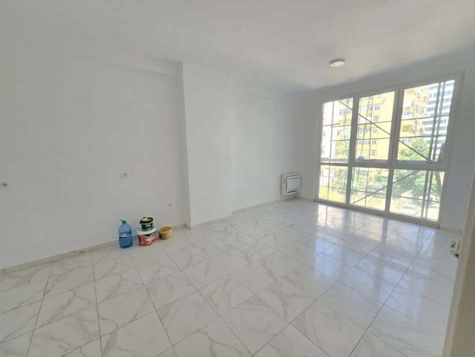 Tirane, jepet me qera apartament 3+1+Ballkon Kati 3, 111 m² 900 € (QEMAL BUTKA)
