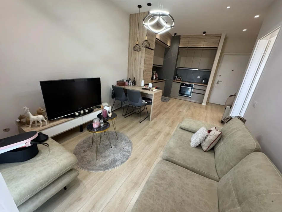 Tirane, jap me qera apartament 1+1+Ballkon Kati 9, 60 m² 550 € (rruga Artan Kenja kompleksi magnet)