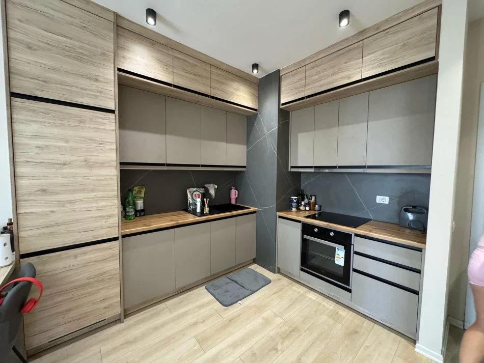 Tirane, jap me qera apartament 1+1+Ballkon Kati 9, 60 m² 550 € (rruga Artan Kenja kompleksi magnet)