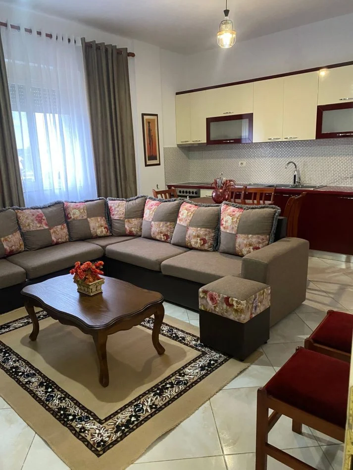 Tirane, jap me qera apartament 1+1+Ballkon Kati 3, 65 m² 400 € (rruga andon Mazreku ,Laprake)