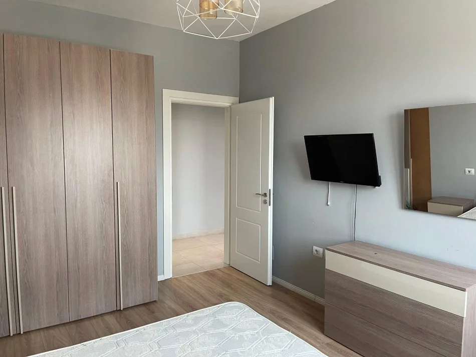 Tirane, jepet me qera apartament 1+1+Ballkon Kati 4, 75 m² 500 € 