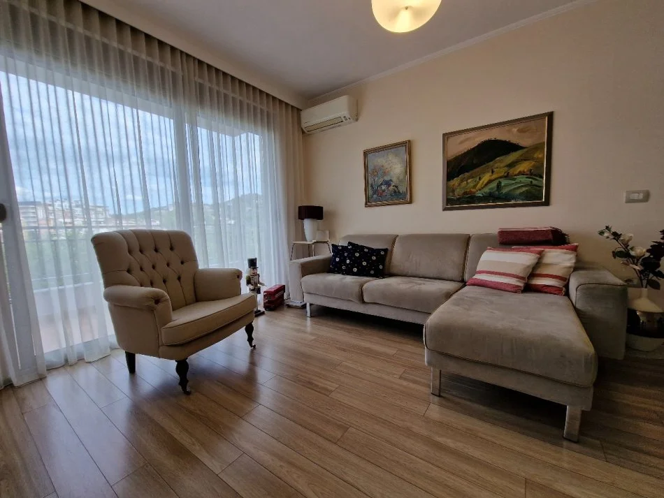 Tirane, jepet me qera apartament 1+1+Ballkon Kati 4, 67 m² 550 € (Rruga Hamdi Sina)