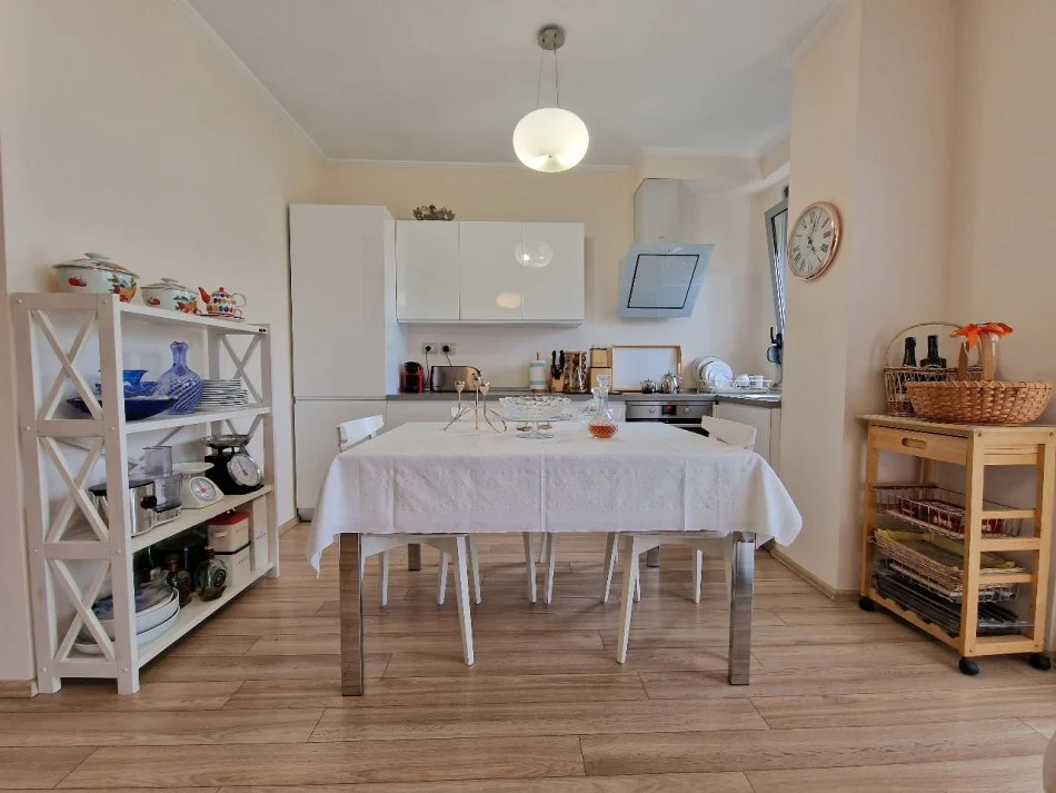 Tirane, jepet me qera apartament 1+1+Ballkon Kati 4, 67 m² 550 € (Rruga Hamdi Sina)