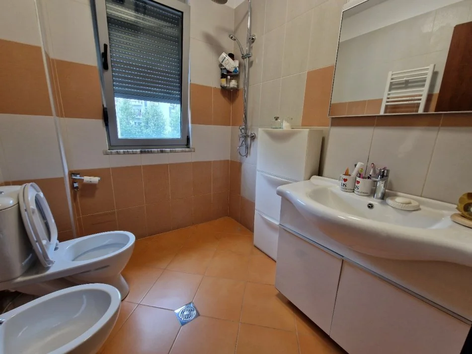 Tirane, jepet me qera apartament 1+1+Ballkon Kati 4, 67 m² 550 € (Rruga Hamdi Sina)