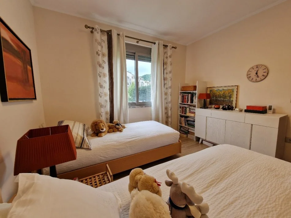 Tirane, jepet me qera apartament 1+1+Ballkon Kati 4, 67 m² 550 € (Rruga Hamdi Sina)