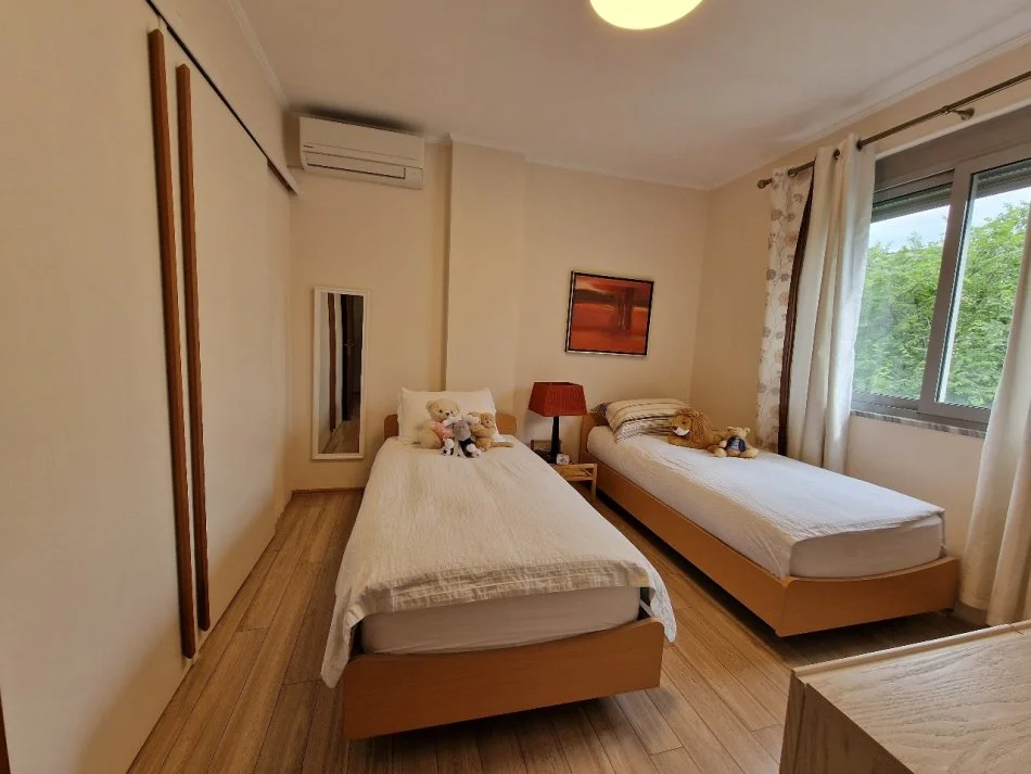 Tirane, jepet me qera apartament 1+1+Ballkon Kati 4, 67 m² 550 € (Rruga Hamdi Sina)