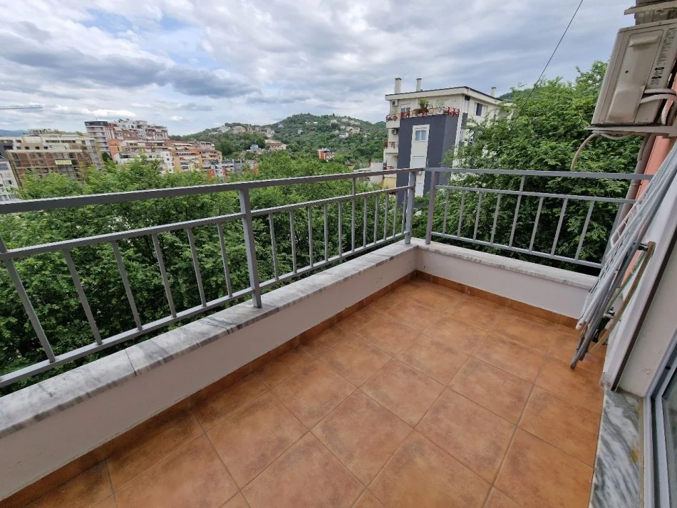 Tirane, jepet me qera apartament 1+1+Ballkon Kati 4, 67 m² 550 € (Rruga Hamdi Sina)