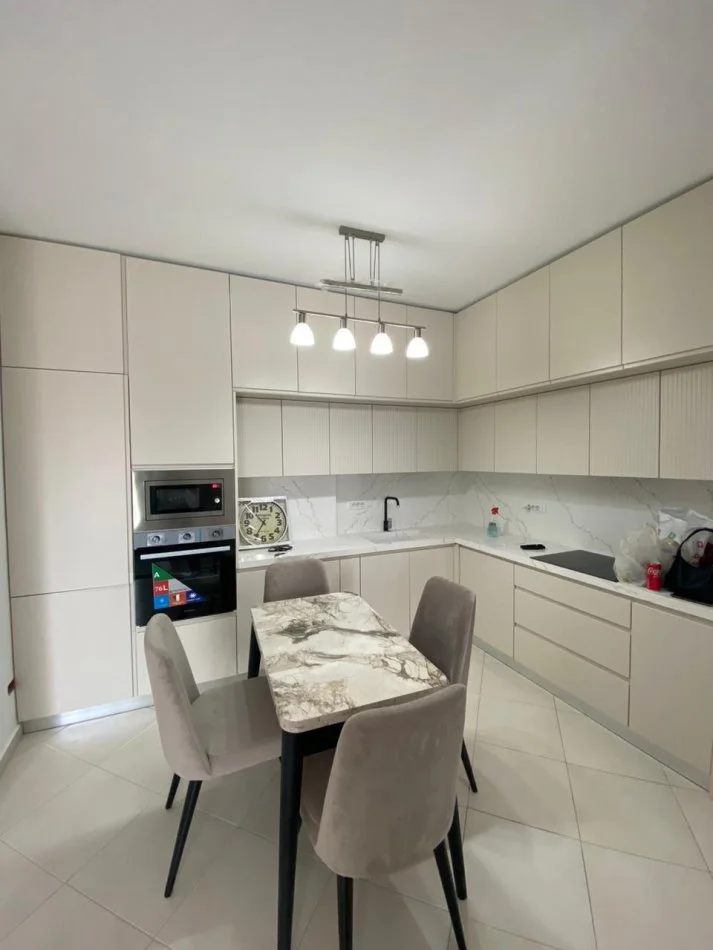 Tirane, jap me qera apartament 2+1+Ballkon Kati 6, 85 m² 700 € (rruga Karl Gega)