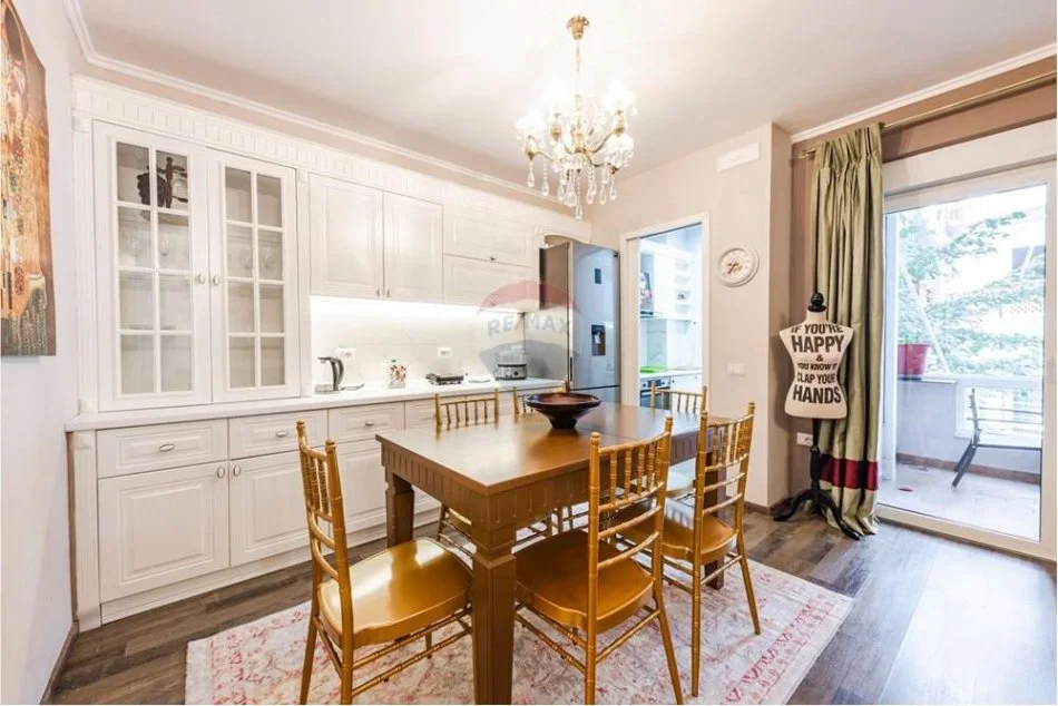 Tirane, jepet me qera apartament 2+1+Aneks+Ballkon Kati 2, 101 m² 1.000 € 