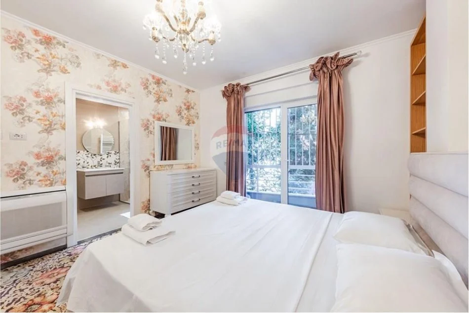 Tirane, jepet me qera apartament 2+1+Aneks+Ballkon Kati 2, 101 m² 1.000 € 