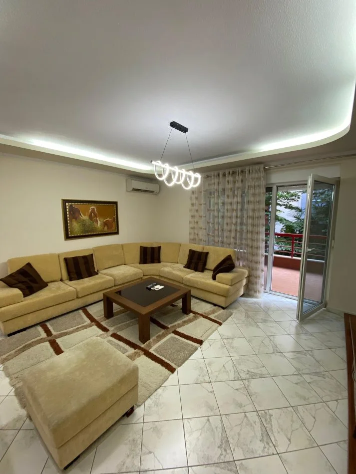 Tirane, jepet me qera apartament 2+1+Ballkon Kati 3, 125 m² 700 € (Liqeni i Thate)
