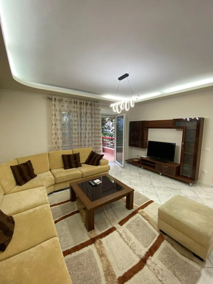 Tirane, jepet me qera apartament 2+1+Ballkon Kati 3, 125 m² 700 € (Liqeni i Thate)