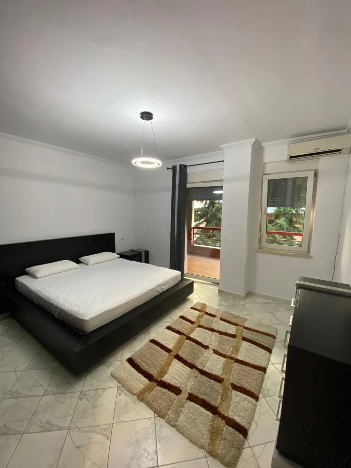 Tirane, jepet me qera apartament 2+1+Ballkon Kati 3, 125 m² 700 € (Liqeni i Thate)