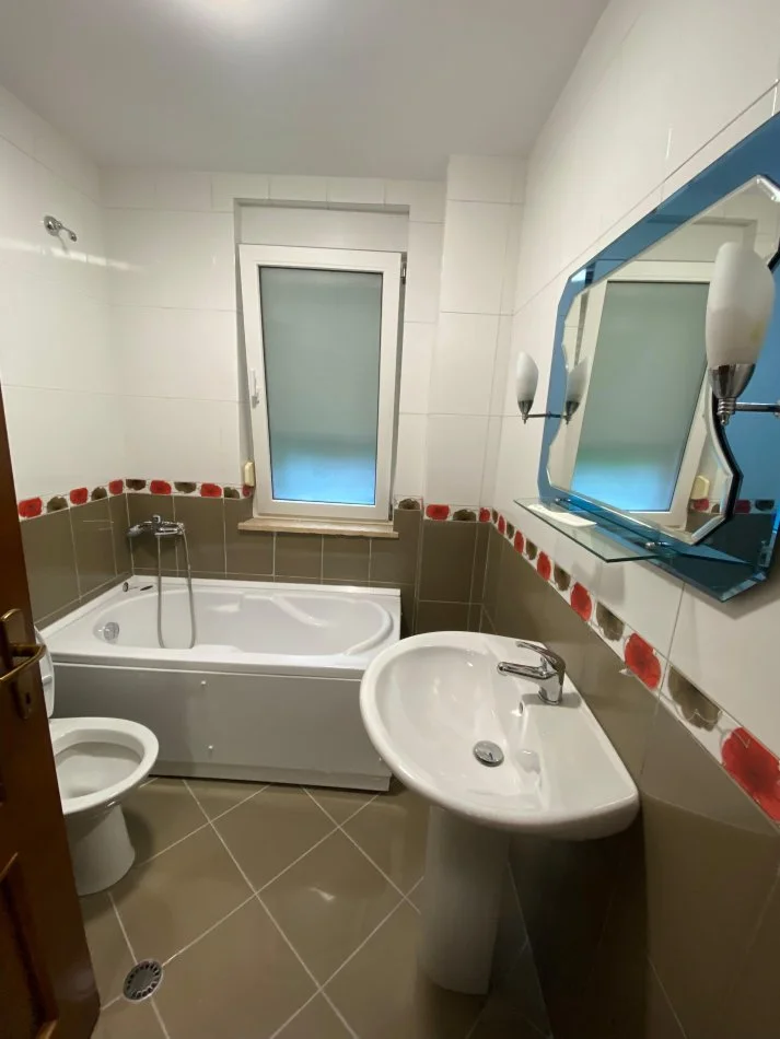 Tirane, jepet me qera apartament 2+1+Ballkon Kati 3, 125 m² 700 € (Liqeni i Thate)