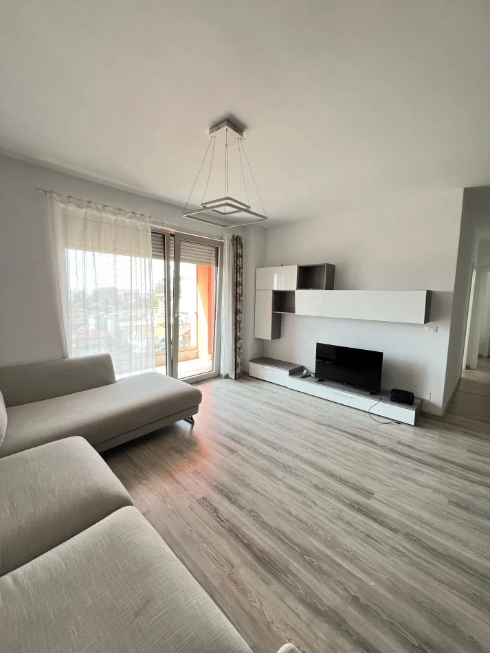 Tirane, jepet me qera apartament 2+1+Ballkon Kati 5, 1.100 €