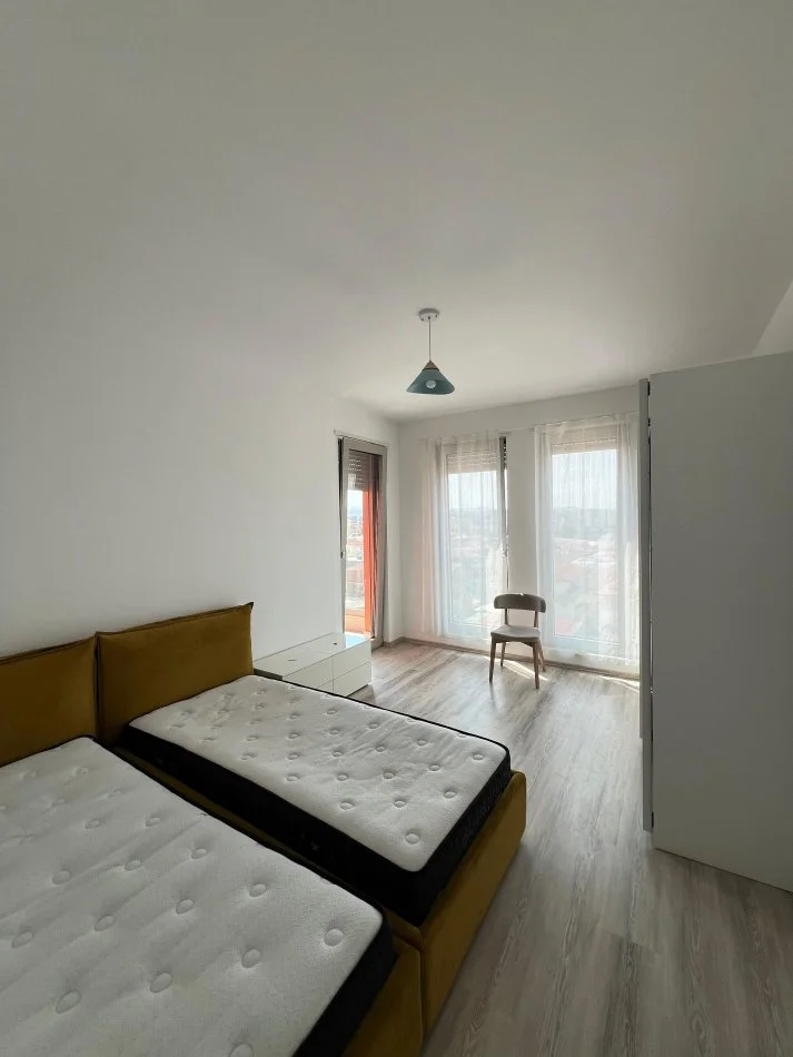 Tirane, jepet me qera apartament 2+1+Ballkon Kati 5, 1.100 €