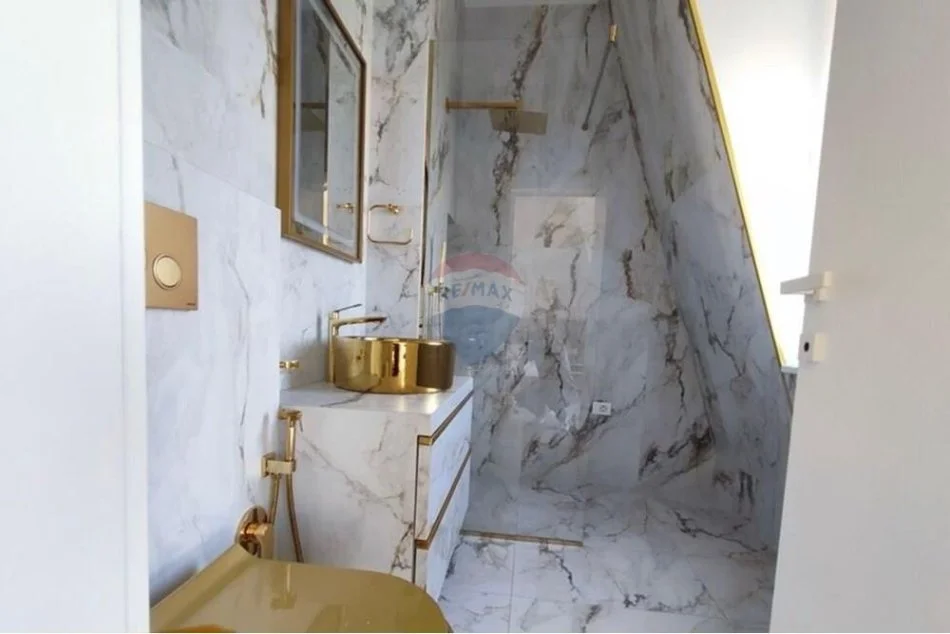 Tirane, jepet me qera apartament 2+1+Ballkon Kati 2, 119 m² 1.800 € (teg)