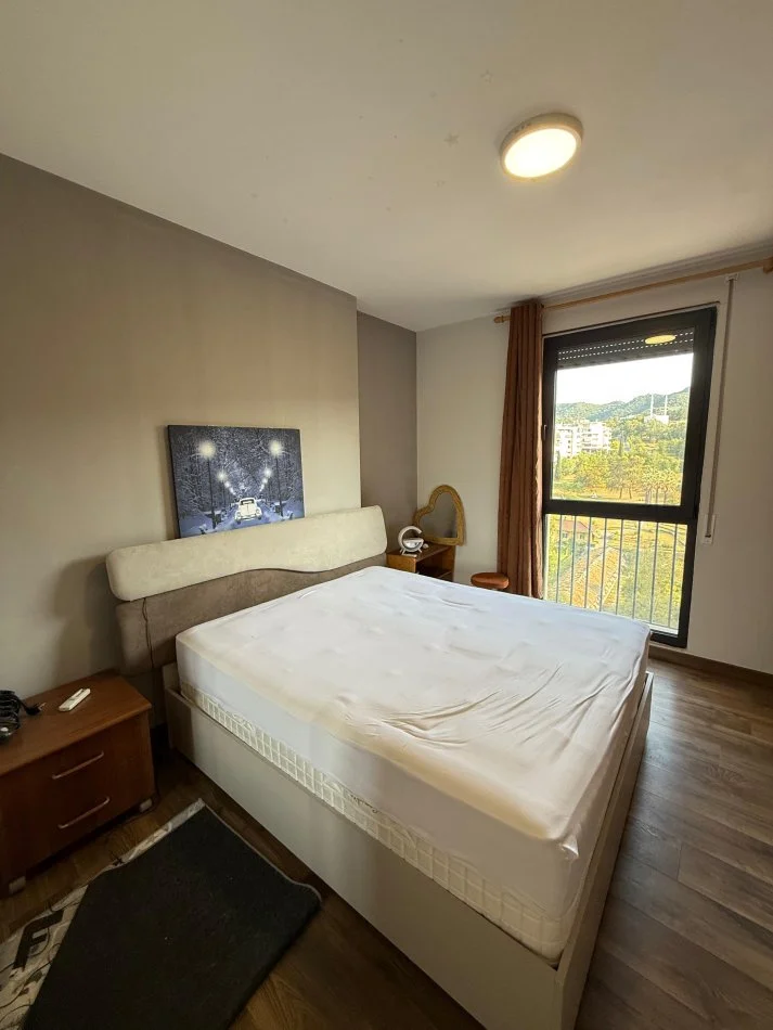Tirane, jepet me qera apartament 1+1+Ballkon Kati 8, 70 m² 700 € (Parku Olimpik)