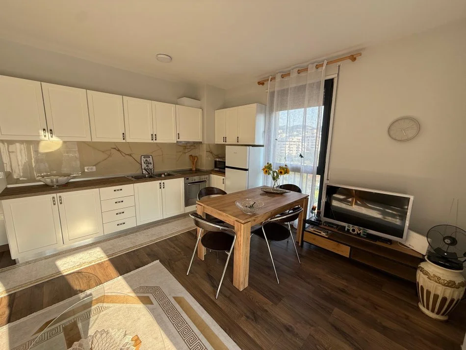 Tirane, jepet me qera apartament 1+1+Ballkon Kati 8, 70 m² 700 € (Parku Olimpik)