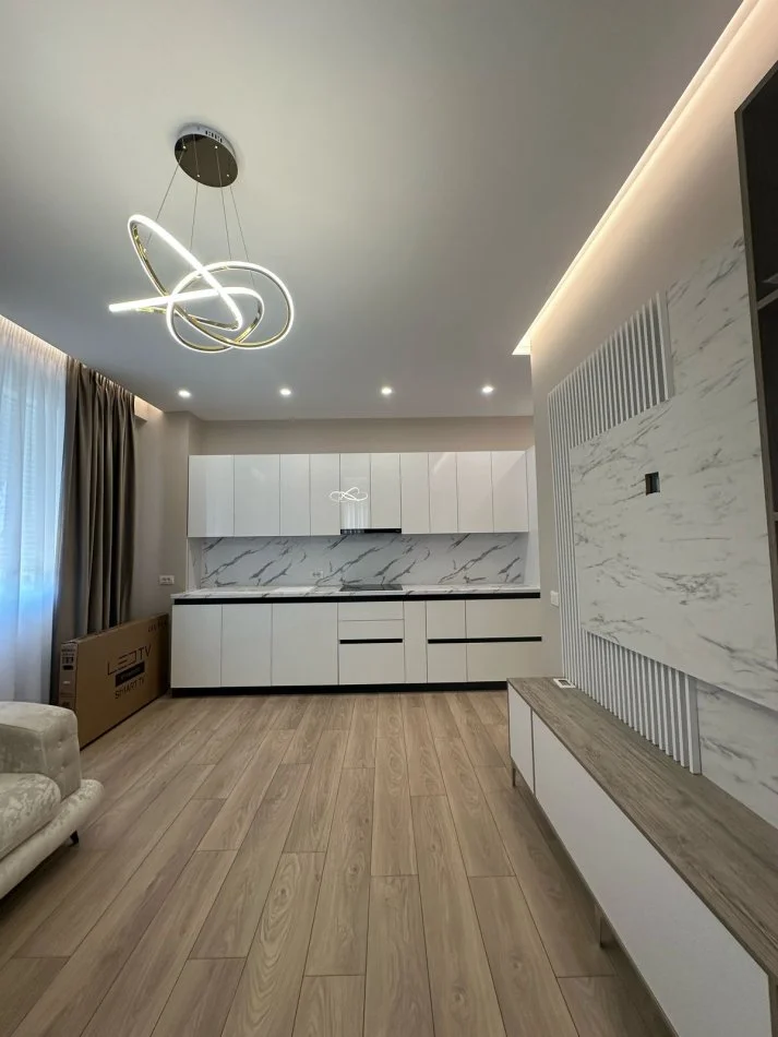 Tirane, jepet me qera apartament 1+1+Ballkon Kati 4, 67 m² 500 € (Bulevardi Kasharit Astir)