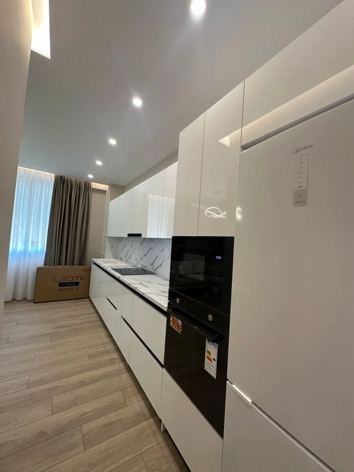 Tirane, jepet me qera apartament 1+1+Ballkon Kati 4, 67 m² 500 € (Bulevardi Kasharit Astir)