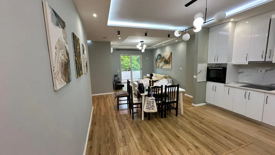 Tirane, jap me qera apartament 2+1+Ballkon Kati 3, 120 m² 400 € (restorant fresku)