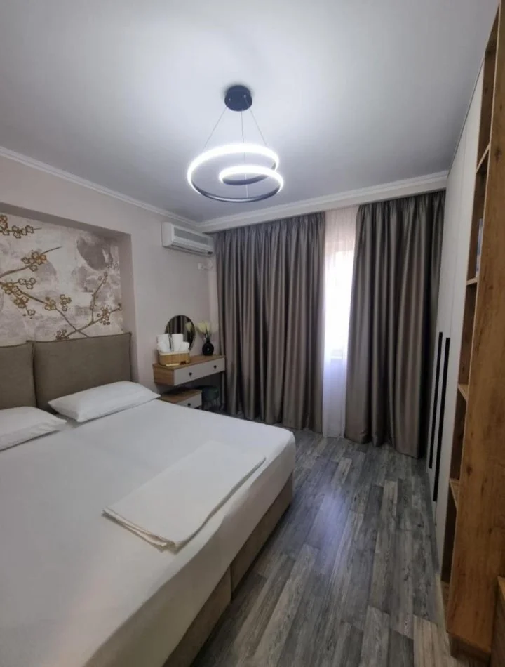 Tirane, jepet me qera apartament 2+1 Kati 2, 800 € (Tek Pazari i Ri)
